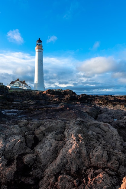 Leuchtturm an der Küste der Nordsee in Schottland vor einem dramatischen Himmel