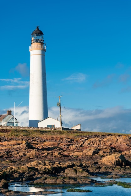 Leuchtturm an der Küste der Nordsee in Schottland vor einem dramatischen Himmel