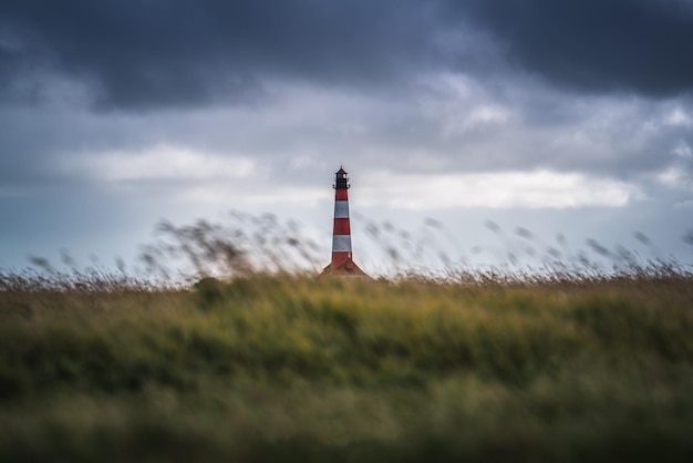 Leuchtturm auf dem Feld gegen den Himmel