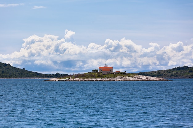 Leuchtturm auf einer kleinen Insel in der Adria. Kroatien