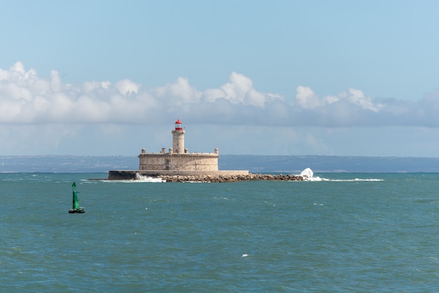 Leuchtturm auf kleiner Insel auf See - Das Fort von Sao Lourenco do Bugio