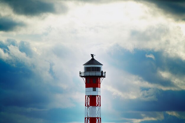 Leuchtturm durch Gebäude gegen den Himmel