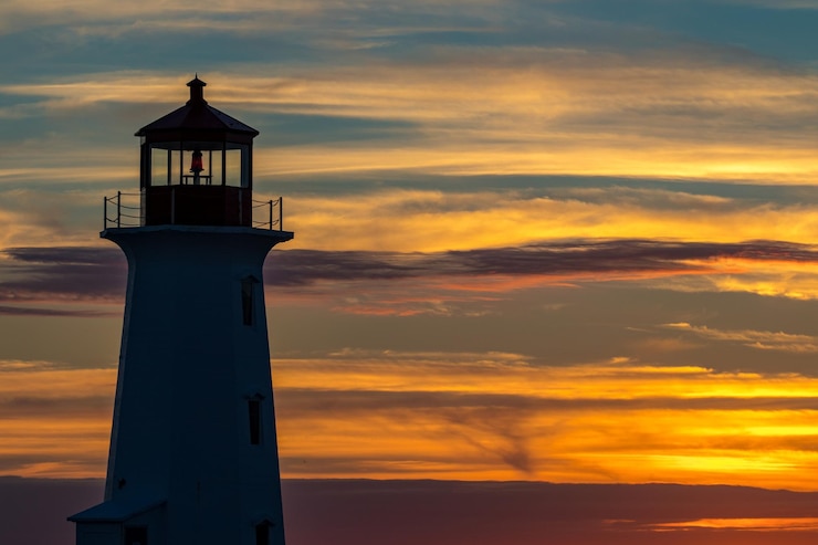 Foto leuchtturm gegen den himmel beim sonnenuntergang