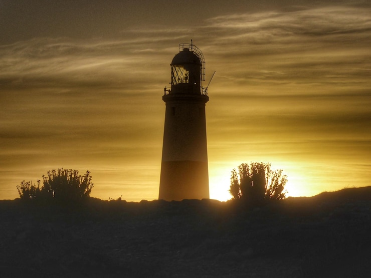 Foto leuchtturm gegen den himmel beim sonnenuntergang