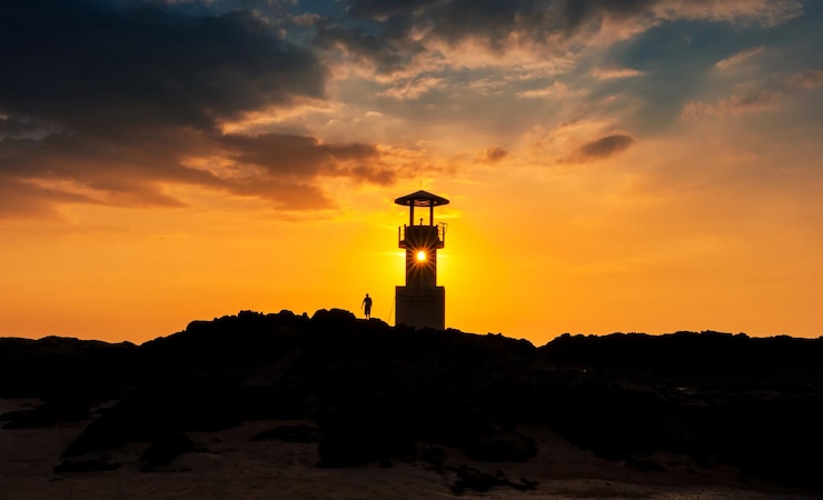 Foto leuchtturm gegen den himmel beim sonnenuntergang