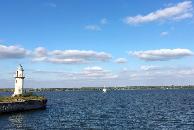 Foto leuchtturm im meer gegen einen bewölkten himmel