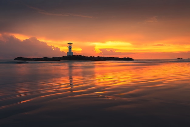 Leuchtturm im Sonnenuntergang