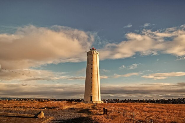 Leuchtturm in Reykjavik, Island Leuchtturmturm im Herbstfeld am bewölkten blauen Himmel Struktur und Design Navigationshilfekonzept