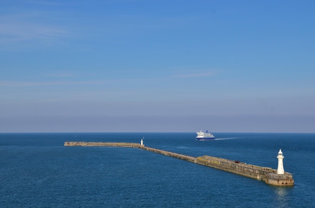 Leuchtturm mit Schiff in Dover