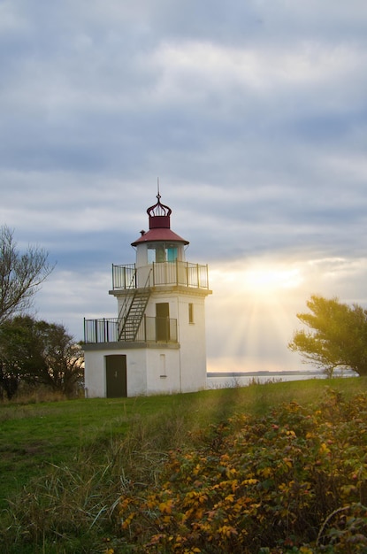 Leuchtturm Spodsbjerg Fyr in Huntsted an der Küste von Dänemark Sonnenstrahlen scheinen