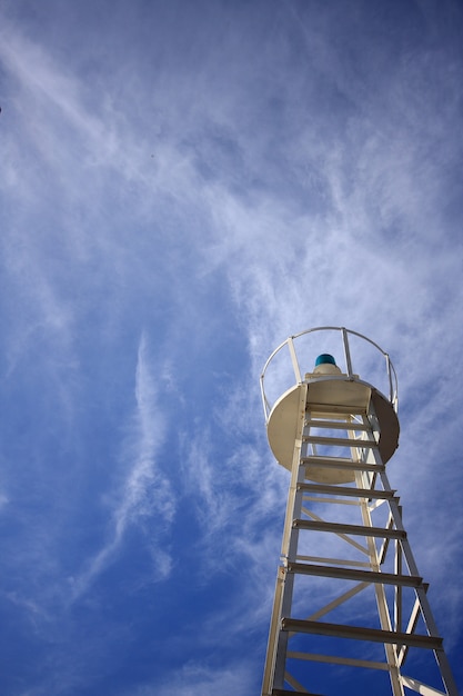 Leuchtturm und blauer Himmel