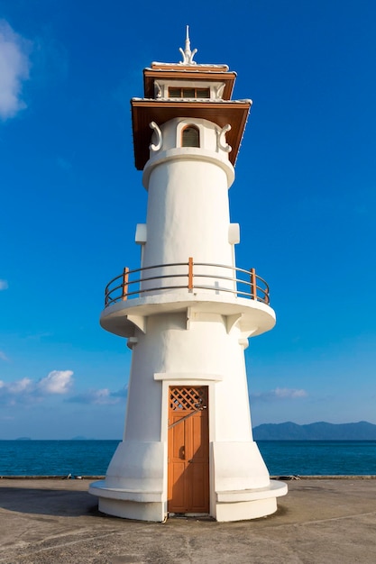 Leuchtturm und Pier auf der Insel Ko Chang Thailand