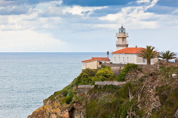 Leuchtturm von Cudillero, Asturien, Nordspanien. Horizontale Aufnahme