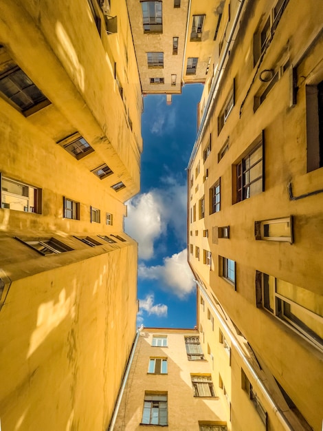 Leuchtturm von St. Petersburg. Erstaunlicher Himmel mit schönen Wolken