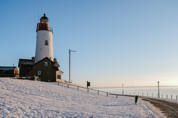 Leuchtturm von Urk Niederlande bei Sonnenuntergang in den Niederlanden