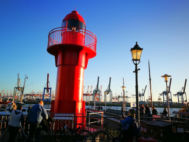 Foto leuchtturm vor klarem blauen himmel