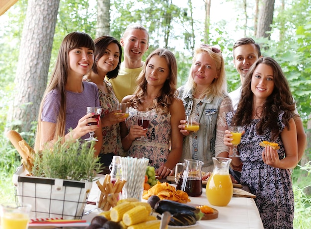 Foto leute auf dem picknick