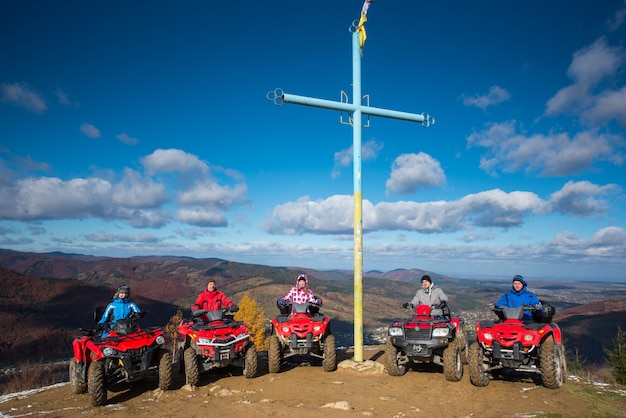 Leute auf dem Quad auf Berg