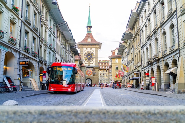 Leute auf der Einkaufsstraße mit dem astronomischen Glockenturm Zytglogge von Bern in der Schweiz