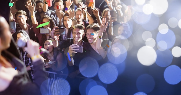 Foto leute beim konzert mit übergang