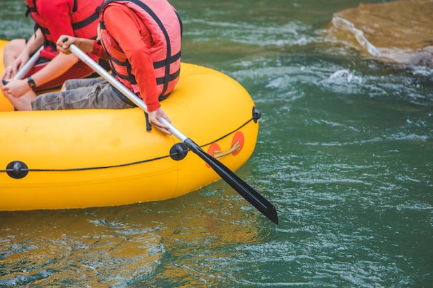 Leute, die am Gebirgsflusskopienraum Rafting machen