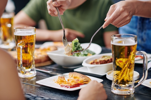 Leute, die am Tisch essen