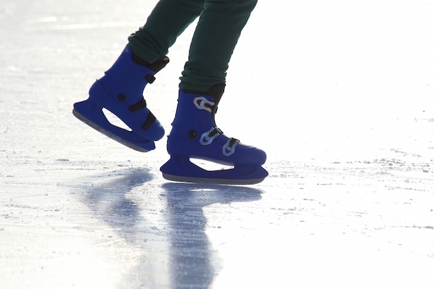 Leute, die auf der Eisbahn Schlittschuh laufen