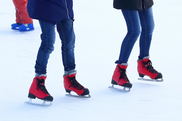 Leute, die auf der Eisbahn Schlittschuh laufen