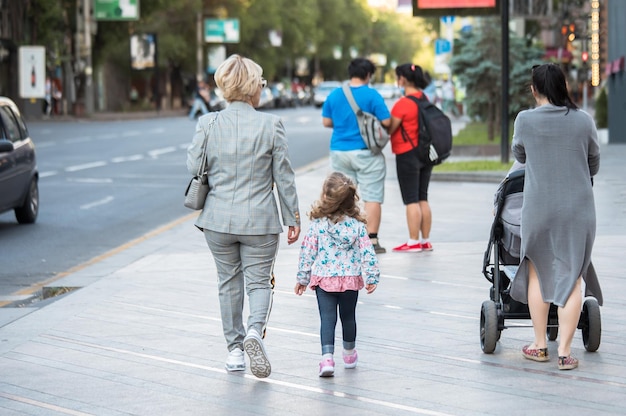 Leute, die auf der Straße gehen