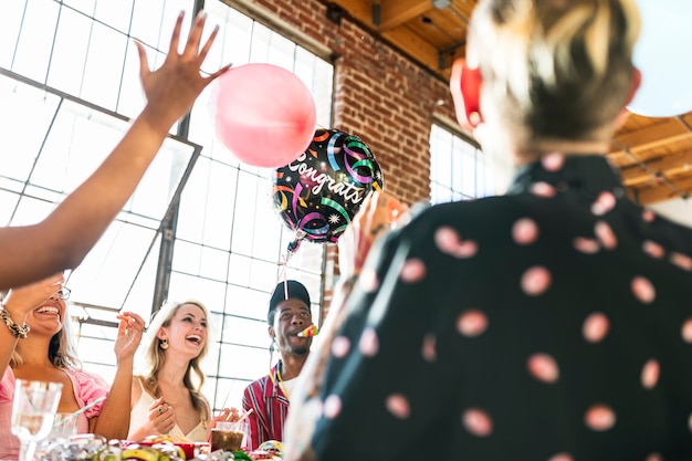 Leute, die auf einer Party mit Luftballons spielen