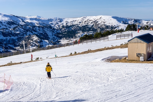 Foto leute, die auf einer steigung am skiort ski fahren und snowboard fahren