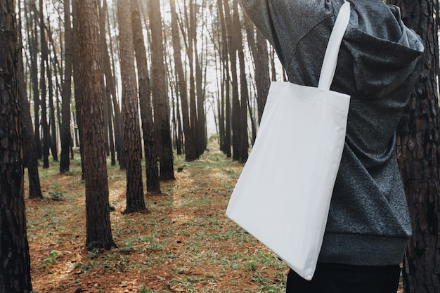 Leute, die Baumwolltasche für Modellfreien raum im Naturhintergrund halten