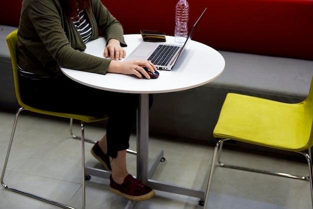 Leute, die Computerlaptop verwenden