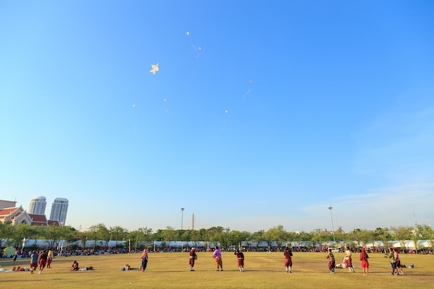 Leute, die Drachen in Sanam Luang spielen