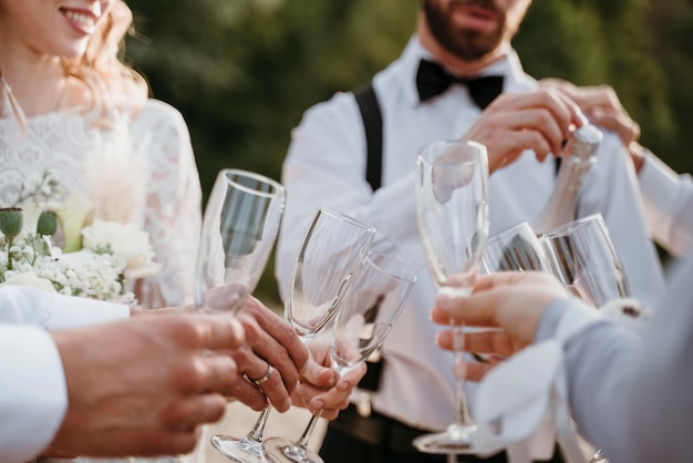 Leute, die eine Hochzeit am Strand feiern