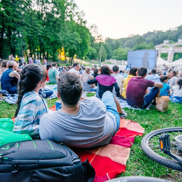 Leute, die Filme im Open-Air-Kino im Stadtpark sehen