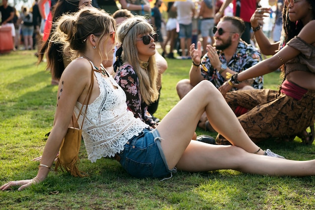 Leute, die genießen, am Musik-Konzert-Festival zusammen zu sprechen