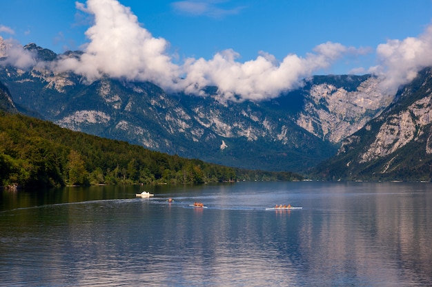 Leute, die im Bohinj See Kajak fahren