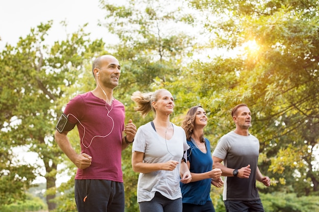 Leute, die im Park joggen