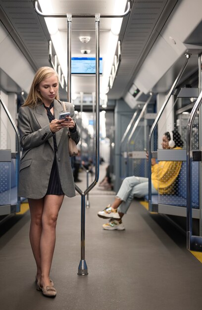 Foto leute, die im winter mit der u-bahn fahren