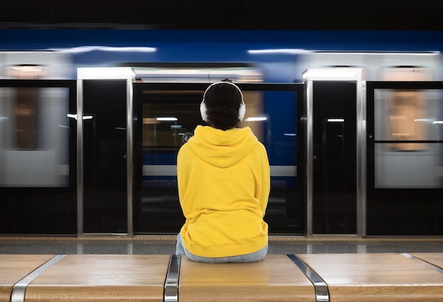 Leute, die im Winter mit der U-Bahn fahren