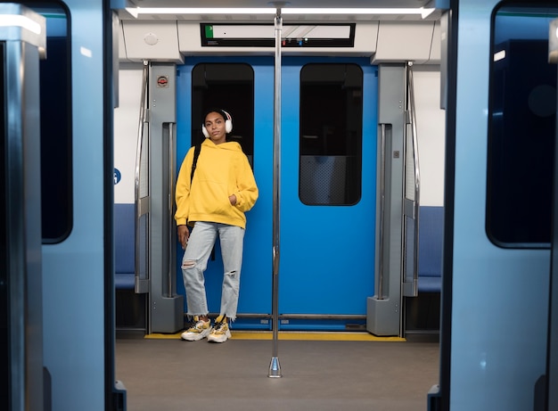 Foto leute, die im winter mit der u-bahn fahren