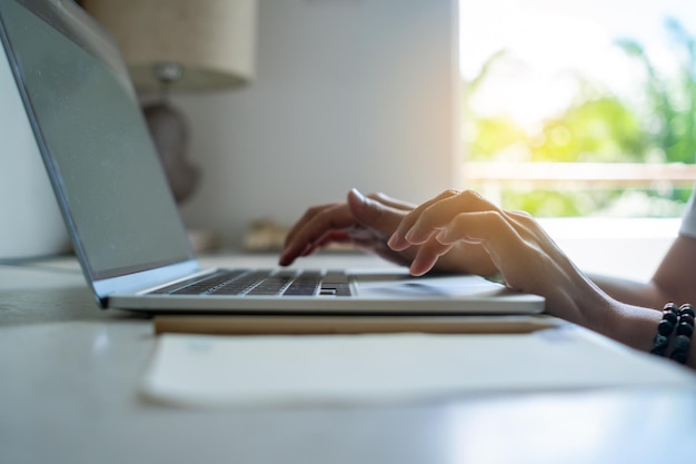 Leute, die Laptop verwenden, um am Schreibtisch zu arbeiten. Geschäfts-, Finanz-, Handelsaktien- und Social-Network-Konzept.