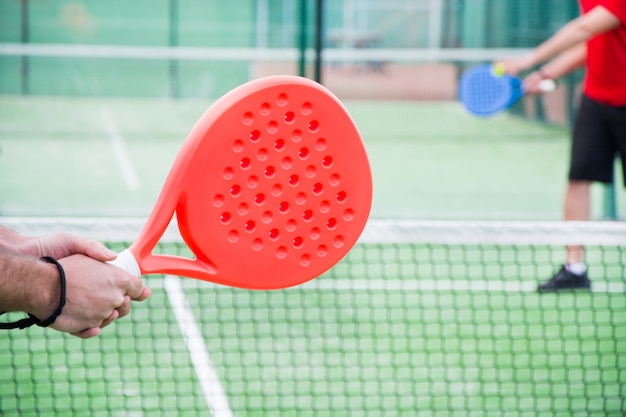 Leute, die Padel-Tennis spielen, auch bekannt als Paddle-Tennis