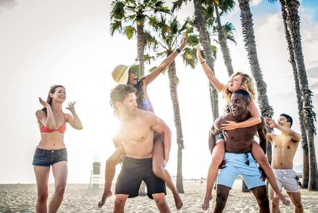 Leute, die Spaß am Strand haben