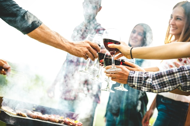 Leute, die Spaß haben, bei der Picknick-Weinprobe zu jubeln