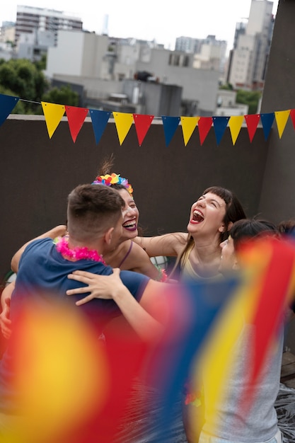 Leute, die Spaß haben und Karneval feiern