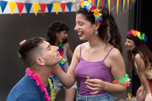 Leute, die Spaß haben und Karneval feiern