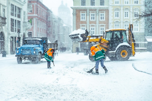 Leute, die stadtstraßen nach schneesturmkonzept säubern