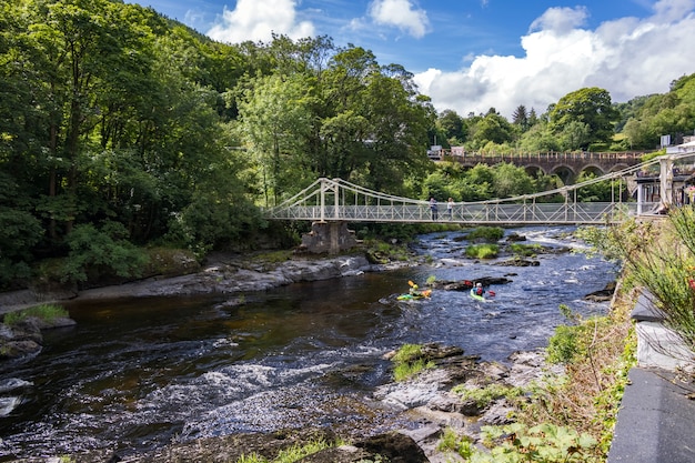 Leute, die von der Chainbridge in Berwyn, Wales . Kajak fahren